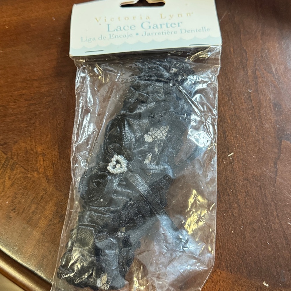Victoria Lynn Elegant Black Lace Garter